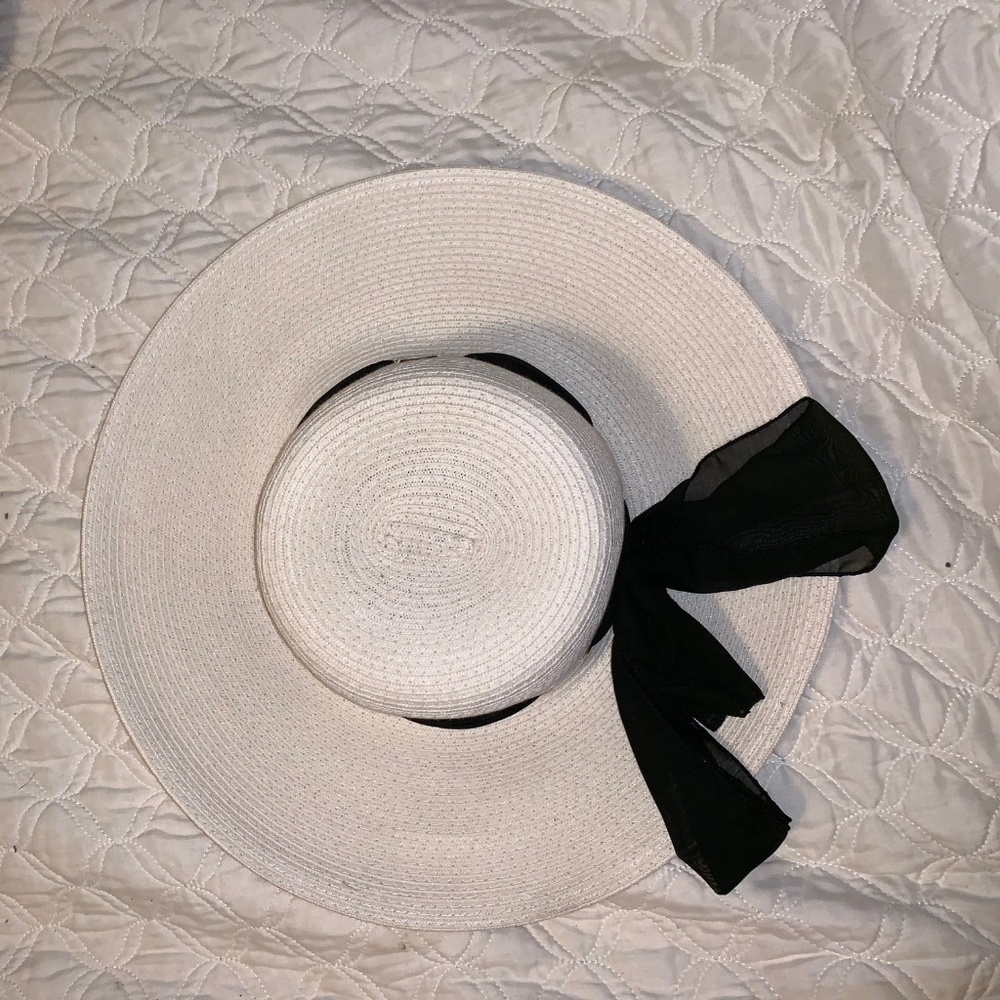 Adorable Cream Sun Hat - Worn Once!